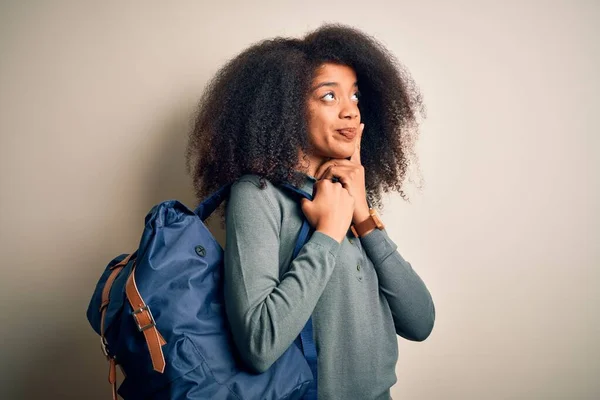 若いアフリカ系アメリカ人の学生の女性とアフロの髪のバックパックを背景に深刻な顔を考えて質問については 非常に混乱したアイデア — ストック写真
