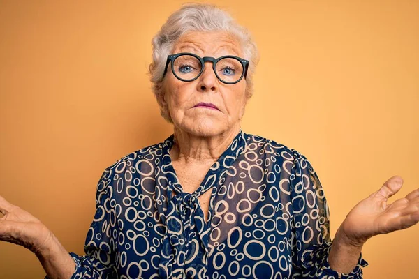 Senior Όμορφη Γκρίζα Μαλλιά Γυναίκα Φορώντας Casual Πουκάμισο Και Γυαλιά — Φωτογραφία Αρχείου