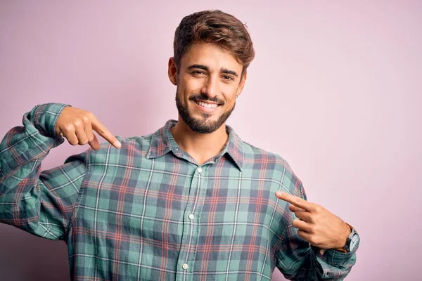 Homem Bonito Jovem Com Barba Vestindo Camisa Casual Sobre Fundo — Fotografia de Stock