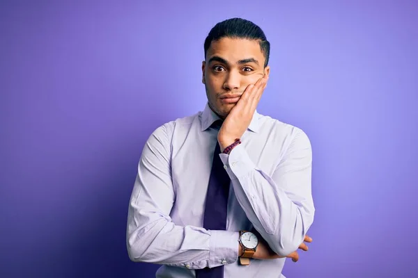 Jovem Empresário Brasileiro Vestindo Gravata Elegante Sobre Fundo Roxo Isolado — Fotografia de Stock