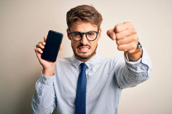 Jovem Empresário Segurando Smartphone Sobre Fundo Branco Isolado Irritado Frustrado — Fotografia de Stock