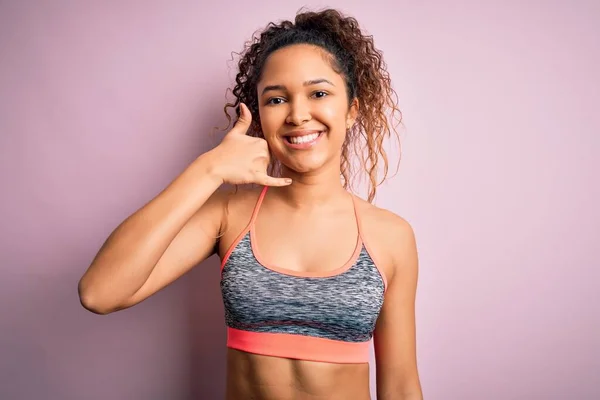 Bonita Esportista Com Cabelo Encaracolado Fazendo Esporte Vestindo Sportswear Sobre — Fotografia de Stock