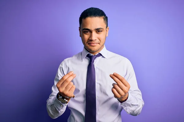 Jovem Empresário Brasileiro Vestindo Gravata Elegante Sobre Fundo Roxo Isolado — Fotografia de Stock