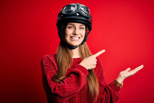 Jovem Mulher Motociclista Ruiva Bonita Usando Capacete Moto Sobre Fundo — Fotografia de Stock