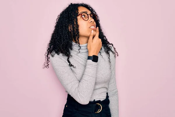Młoda Afroamerykanka Swetrze Okularach Różowym Tle Zaniepokojona Pytaniem Zaniepokojona Zdenerwowana — Zdjęcie stockowe