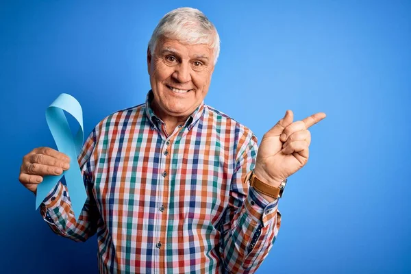 Starszy Przystojny Hoary Mężczyzna Trzymając Niebieski Symbol Wstążki Raka Odosobnionym — Zdjęcie stockowe