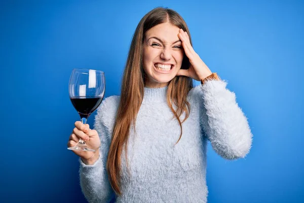 Jonge Mooie Roodharige Vrouw Drinken Glas Rode Wijn Geïsoleerde Blauwe — Stockfoto