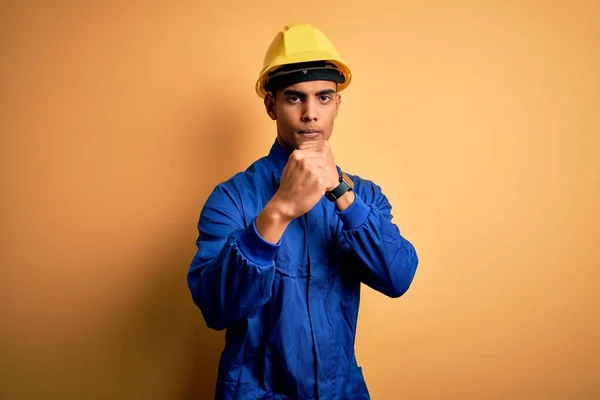 Ung Vacker Afrikansk Amerikansk Arbetare Man Klädd Blå Uniform Och — Stockfoto