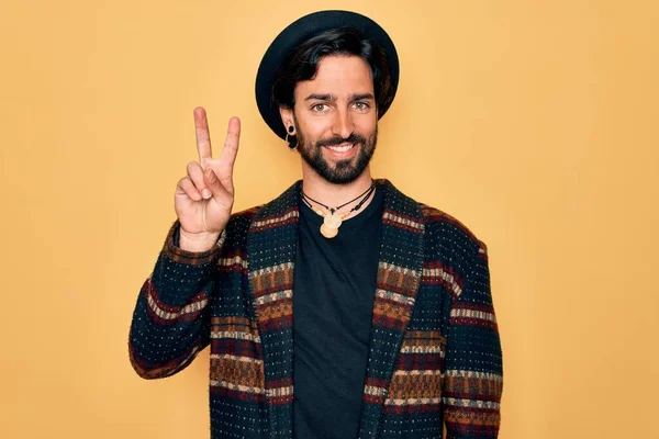 Fiatal Jóképű Spanyol Bohém Férfi Hippi Stílusban Bohókás Kalapban Második — Stock Fotó