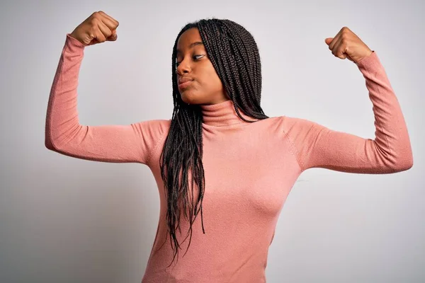 Die Junge Afroamerikanerin Steht Lässig Und Cool Vor Weißem Hintergrund — Stockfoto