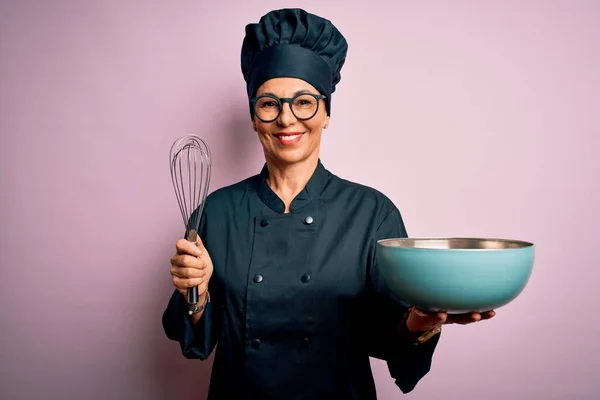 Mujer Chef Morena Mediana Edad Con Uniforme Cocina Sombrero Usando —  Fotos de Stock