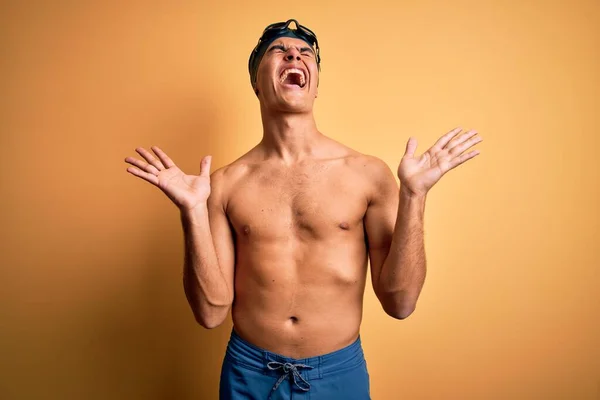 Giovane Bell Uomo Torso Nudo Indossando Costume Bagno Cuffia Bagno — Foto Stock