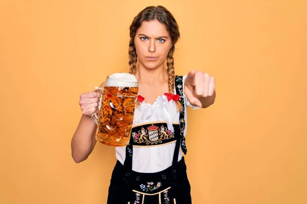 Beautiful Blonde German Woman Blue Eyes Wearing Octoberfest Dress Drinking — Stock Photo, Image