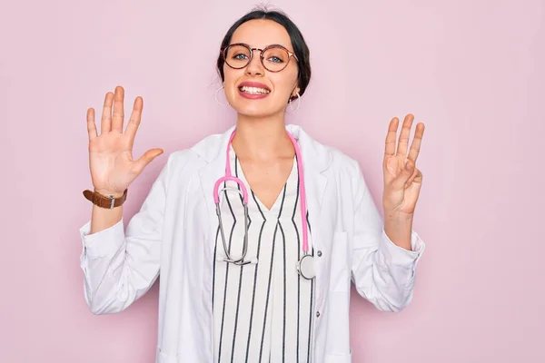 Belle Médecin Femme Aux Yeux Bleus Portant Manteau Stéthoscope Sur — Photo