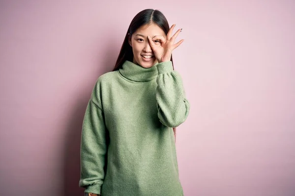 Jonge Mooie Aziatische Vrouw Dragen Groene Winter Trui Roze Gesoldeerde — Stockfoto