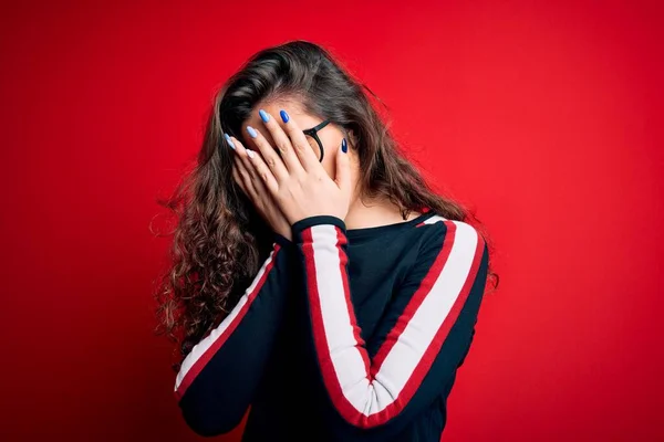 Joven Hermosa Mujer Con Pelo Rizado Usando Suéter Gafas Sobre — Foto de Stock