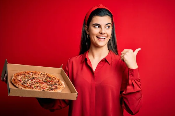 Junge Schöne Brünette Frau Hält Lieferbox Mit Italienischer Pizza Über — Stockfoto