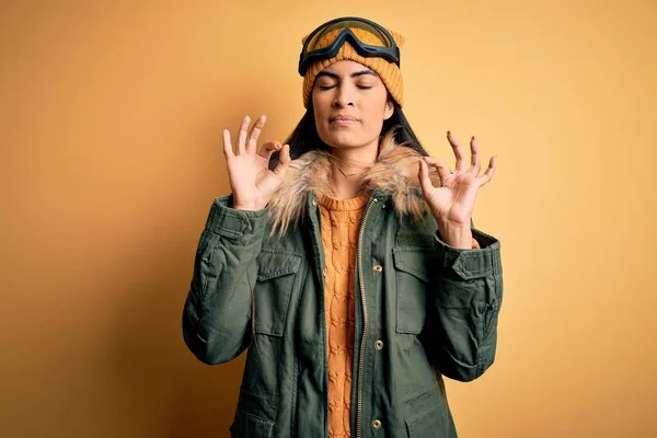 날씨때문에 안경을 코트를 스키를 아름다운 스페인 여성은 손가락으로 명상을 긴장을 — 스톡 사진