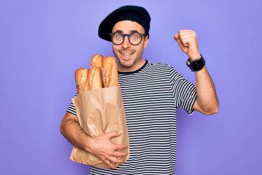 Mavi gözlü yakışıklı fırıncı Fransız beresi takmış ekmek dolu çanta taşıyor gururla bağırıyor ve zaferi ve başarıyı kutluyor çok heyecanlı, coşkulu bir duygu.