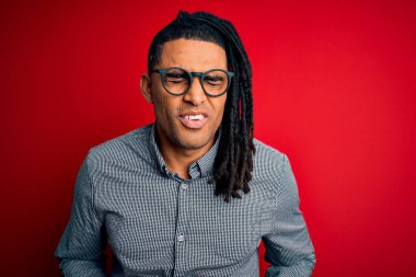 Rastgele gömlek giyen, gözlüklü, midesi üstünde genç ve yakışıklı Afro-Amerikalı bir adam. Çünkü hazımsızlık, acı verici bir hastalık yüzünden kendini iyi hissetmiyor. Ache kavramı.