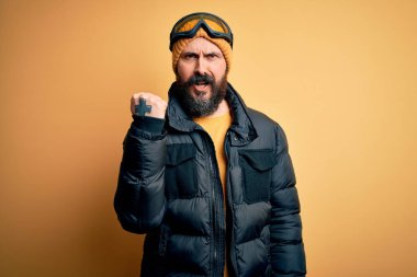 Sakallı, kar maskesi takmış, kar maskesi takmış, kel yakışıklı kayakçı sinirli, sinirli ve öfkeliydi. Öfkeyle bağırıyordu. Öfke ve agresif kavram.