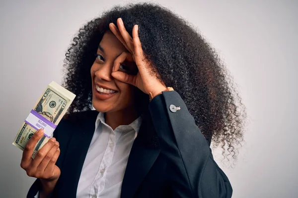若いですアフリカ系アメリカ人ビジネス女性とともにアフロ髪保持束の20ドル紙幣で幸せな顔笑顔をします — ストック写真
