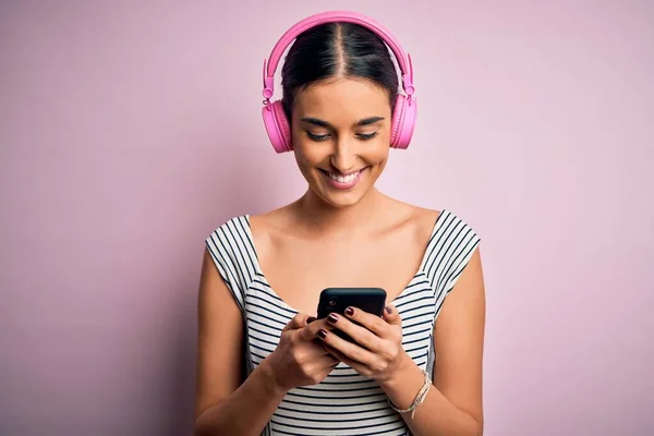 Junge Schöne Brünette Frau Hört Musik Über Kopfhörer Und Smartphone — Stockfoto