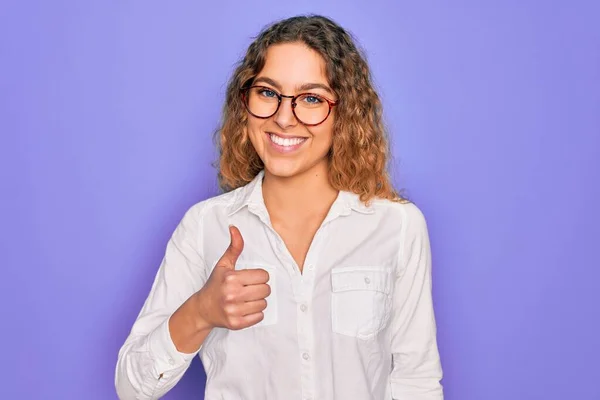 Joven Hermosa Mujer Con Ojos Azules Con Camisa Casual Gafas —  Fotos de Stock