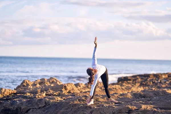 Junge Schöne Sportlerin Praktiziert Yoga Trainer Lehrt Haltungen Strand — Stockfoto