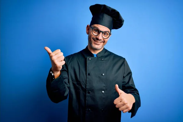 Joven Hombre Guapo Chef Con Uniforme Cocina Sombrero Sobre Fondo — Foto de Stock