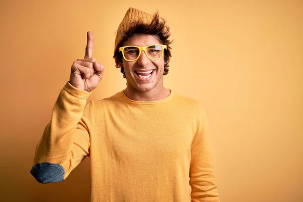 Homem Bonito Jovem Vestindo Shirt Casual Óculos Sobre Fundo Amarelo — Fotografia de Stock