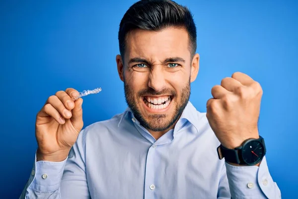 Junger Gutaussehender Mann Mit Zahnausrichterzahnkorrektur Vor Blauem Hintergrund Genervt Und — Stockfoto