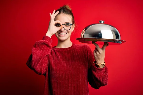 Jovem Mulher Ruiva Bonita Segurando Bandeja Garçonete Sobre Fundo Vermelho — Fotografia de Stock