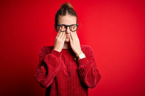 Jeune Belle Femme Rousse Portant Pull Décontracté Sur Fond Rouge — Photo