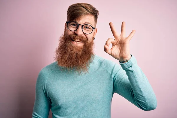 Hezký Irský Rusovous Muž Vousy Nosí Brýle Přes Růžové Izolované — Stock fotografie