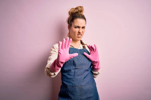 Junge Schöne Blonde Putzfrau Die Hausarbeit Macht Mit Arpon Und — Stockfoto