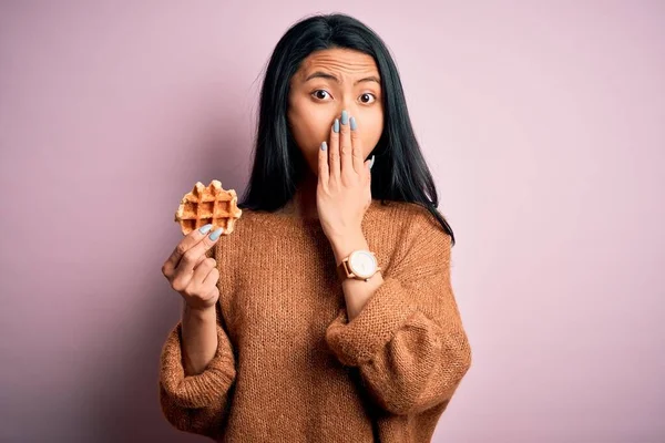 Genç Güzel Çinli Bir Kadın Elinde Waffle Ile Izole Edilmiş — Stok fotoğraf
