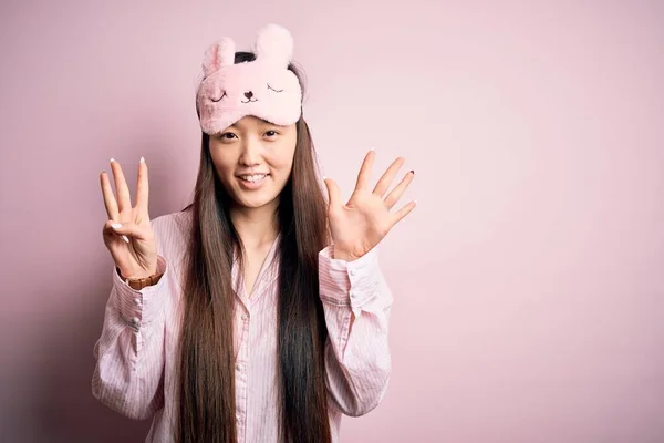 Jovem Ásia Mulher Vestindo Pijama Sono Máscara Sobre Rosa Isolado — Fotografia de Stock