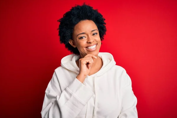 Junge Schöne Afroamerikanische Afro Sportlerin Mit Lockigem Haar Und Sportbekleidung — Stockfoto