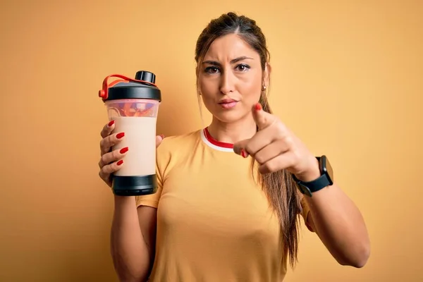 Ung Vacker Brunett Kvinna Håller Gym Flaska Shaker Med Protein — Stockfoto