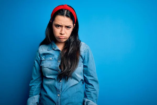 Joven Morena Con Camisa Vaquera Casual Sobre Fondo Azul Aislado — Foto de Stock