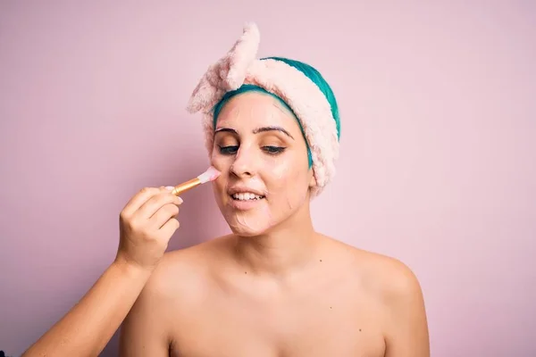 깨끗하게 과정을 아름다운 여성의 사진입니다 건강에 치료법으로 화장품용 마스크를 사용하는 — 스톡 사진