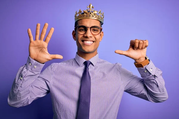 年轻英俊的美国黑人 头戴金冠 身披紫色背景的王冠 头戴六号手指 面带微笑 自信而快乐 — 图库照片