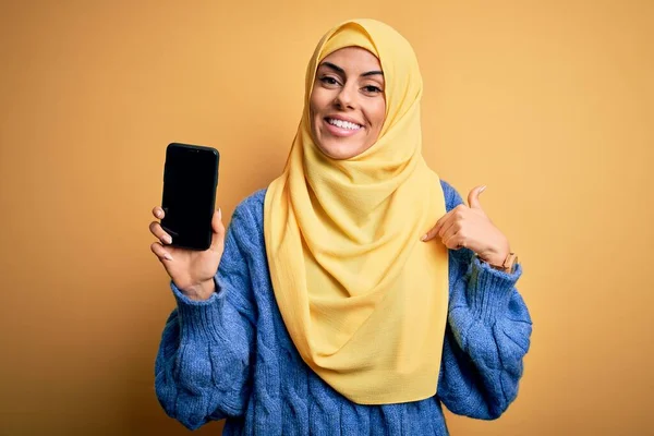 Jovem Bela Mulher Árabe Morena Vestindo Hijab Islâmico Segurando Smartphone — Fotografia de Stock