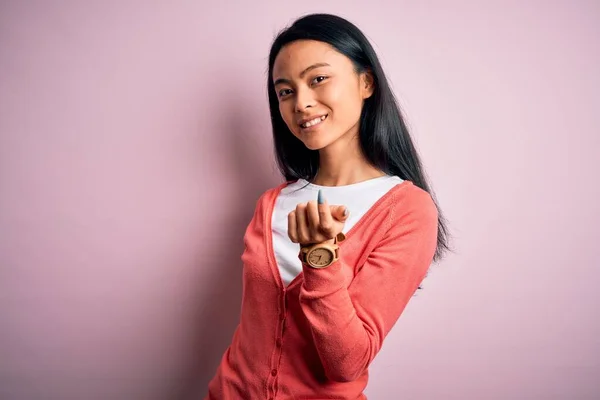 Jovem Mulher Chinesa Bonita Vestindo Camisola Casual Sobre Fundo Rosa — Fotografia de Stock
