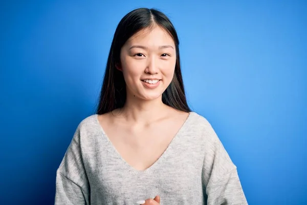 스웨터 위에서 모으고 손가락을 교차하여 느긋하고 미소를 아름다운 아시아 여인이다 — 스톡 사진