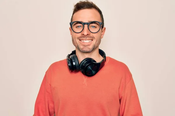 Homem Bonito Jovem Ouvindo Música Usando Fones Ouvido Sobre Fundo — Fotografia de Stock