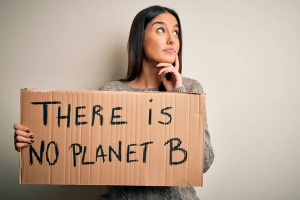 若い美しいブルネットの活動家の女性が地球を救うために抗議バナー深刻な顔質問について考えて 非常に混乱したアイデア — ストック写真