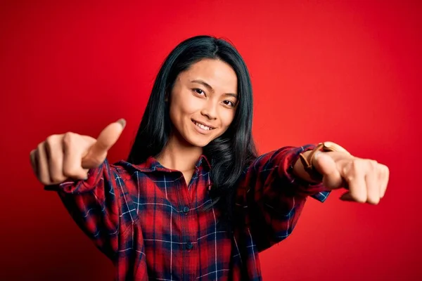 Jonge Mooie Chinese Vrouw Draagt Casual Shirt Geïsoleerde Rode Achtergrond — Stockfoto