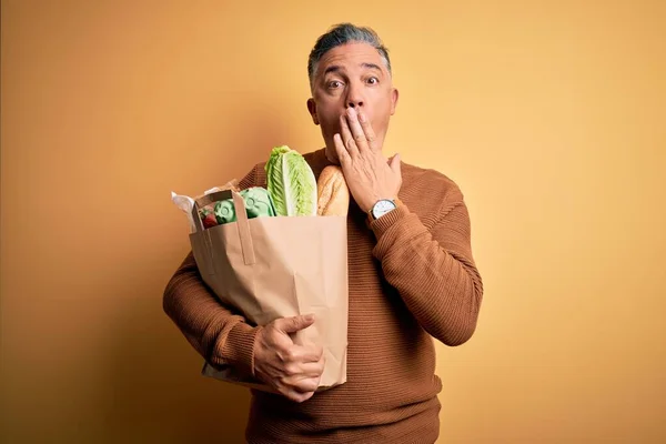 Hombre Guapo Pelo Gris Mediana Edad Sosteniendo Bolsa Papel Con —  Fotos de Stock